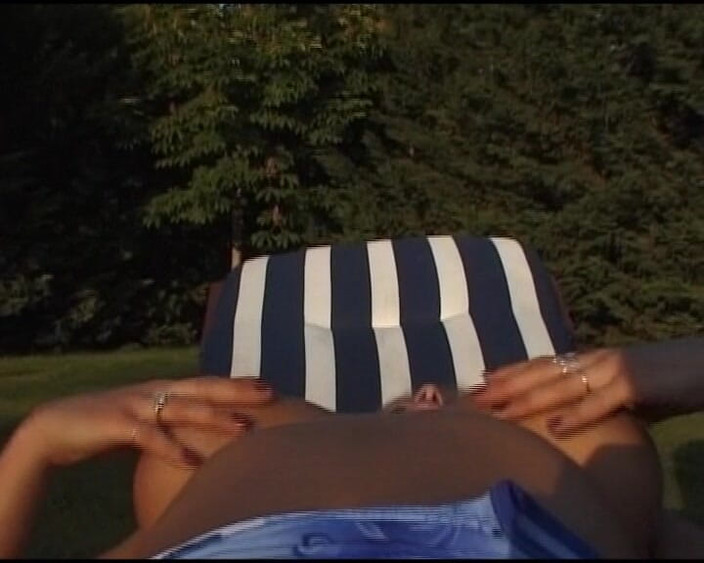 Deutsche Damen: Mira a esta nena alemana perfecta divertirse al aire libre...