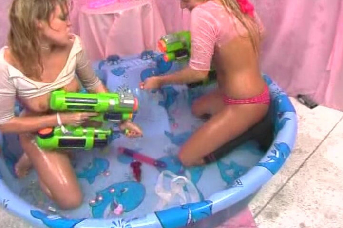 Vintage Babes: Jeu lesbien incroyable dans une petite piscine