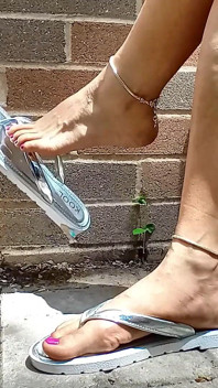 Petits pieds asiatiques dans des tongs argentées - vol. 2
