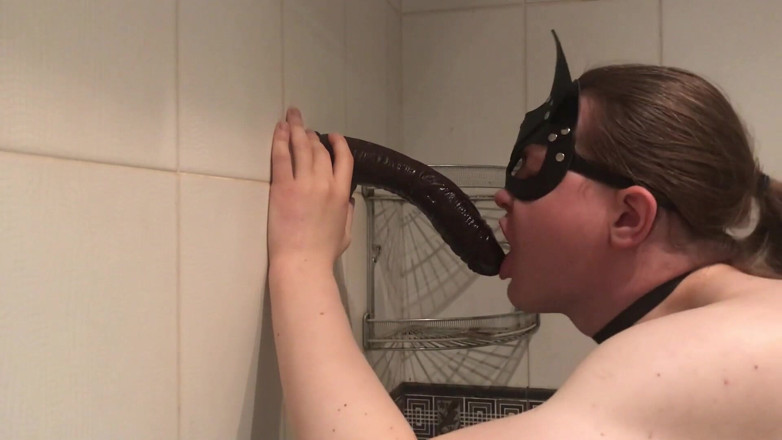 Elise Woods: Amateur sissy dildo blowjob practice