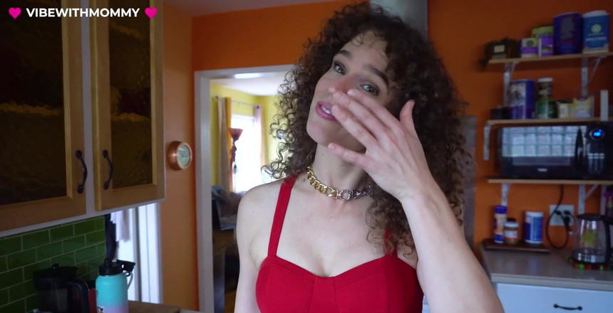 VibeWithMommy: 영국 JOI에서 내 소년을 사육하는 유태인 밀프! 영국에서 온 이 어린 소년에게 유태인 밀프 따먹히는 핫한 밀프.