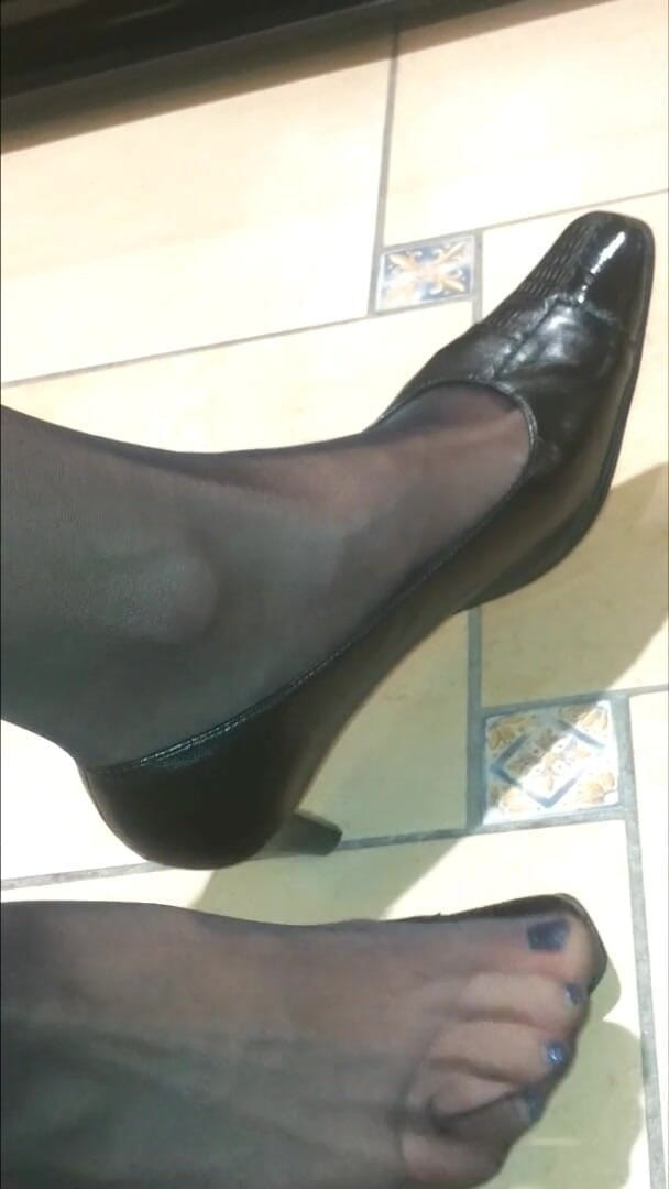 Nyllady: Nyllady sapateando e balançando em uma loja de móveis