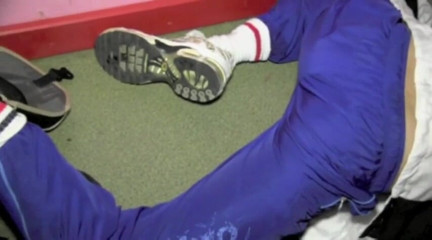 Sneaker gay: Punheta inferior escrava aos pés e pé do dominante XXL
