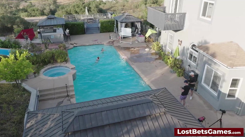 Lost Bets Games: Çılgın vahşi striptiz oyunu gösterisinde ulusal marşı ezberden okunuyor