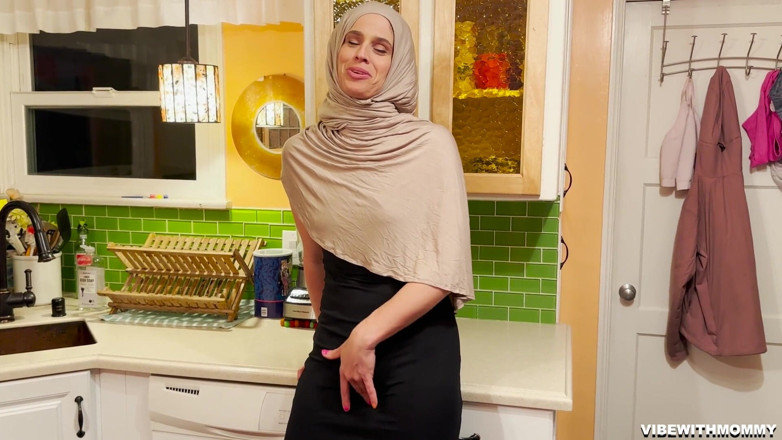 VibeWithMommy: Konzervativní nevlastní matka jí zadek a prosí o creampie.