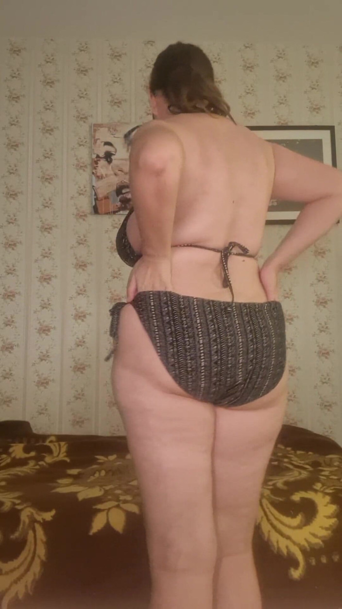 QueenJoo: MILFが脱ぎ、オーガズムに達するためにマスターベーション