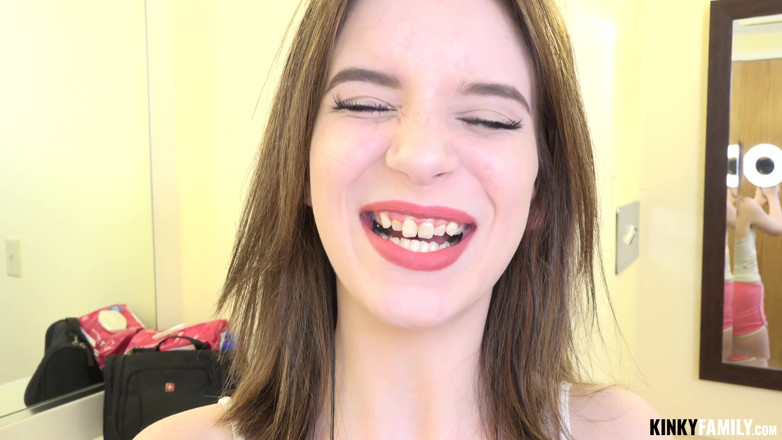 Kinky Family: Follando hermanastro para un vlog