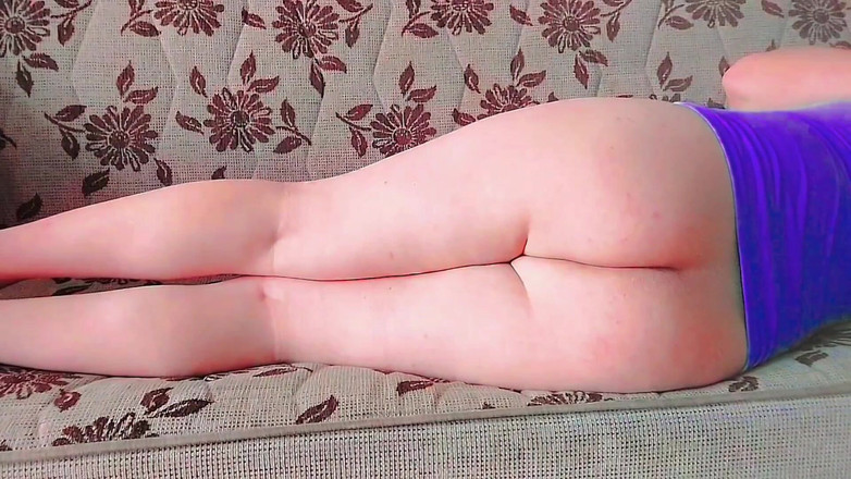 Kitty_Cross: O transsexuală uimitoare aplecată pe banca parcului din lemn