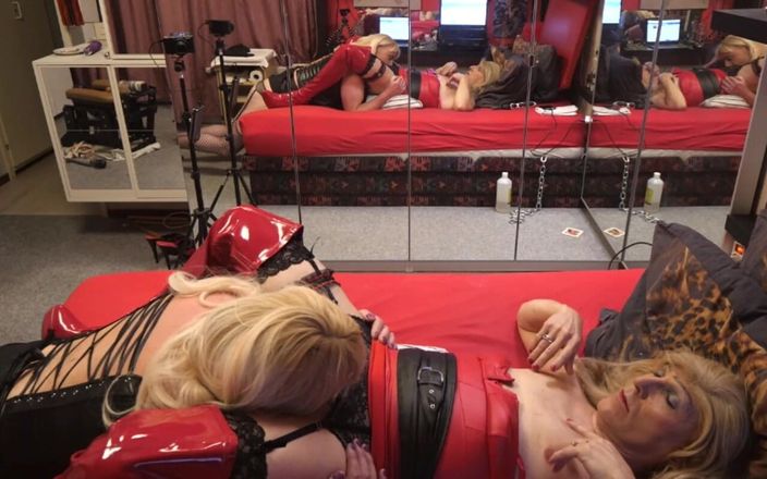 Mrs Samantha: Frau samantha mit zungenanal von marina, En bekommt einen blowjob...