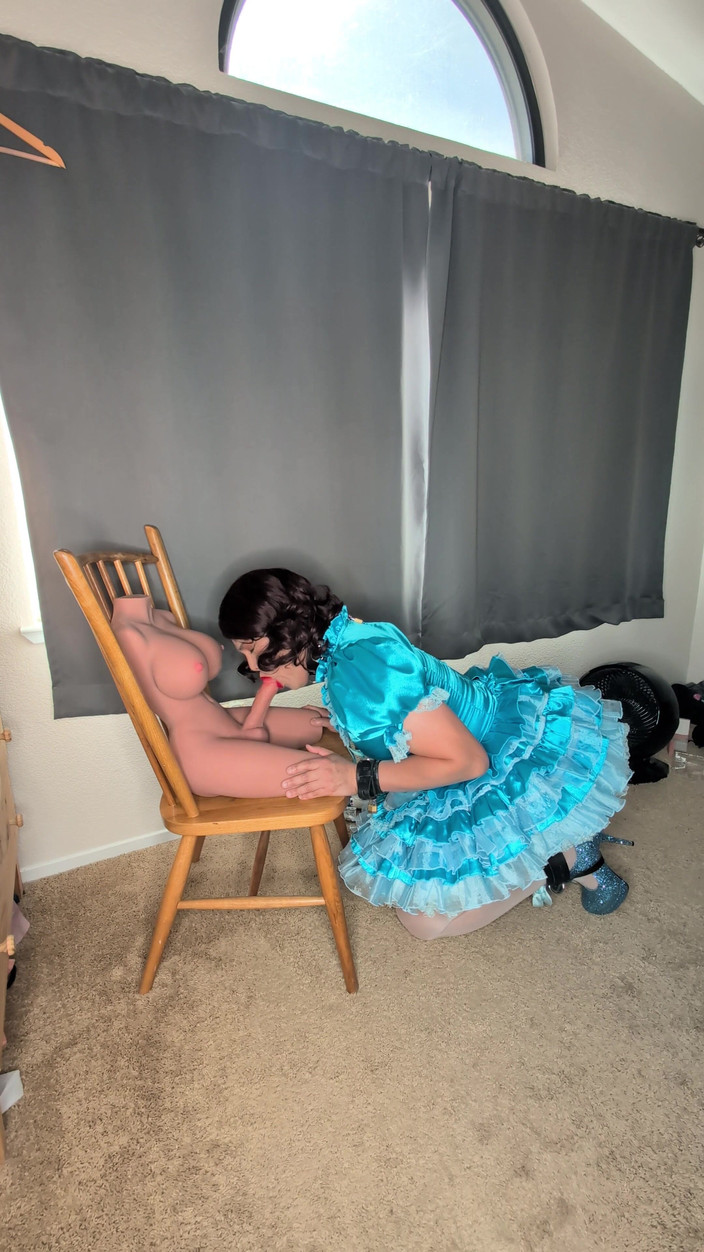 Sissy Candy: Satynowa maminsynek pokojówka podłącza się i ssie swoją lalkę