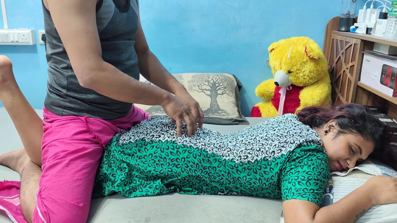 Vaigavarun Feet romance: Mallu ateşli evli kadın götüne ve sırt masajına mallu kocası...