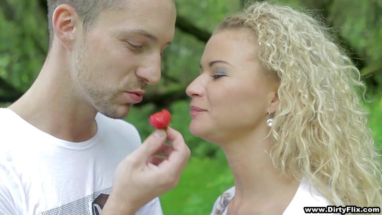Moms Passions: Romantische neukpartij op een picknickdeken