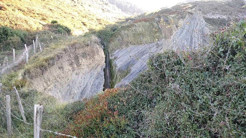 Elvissc: Percorso alla spiaggia, poi mi masturbo il grosso cazzo di...