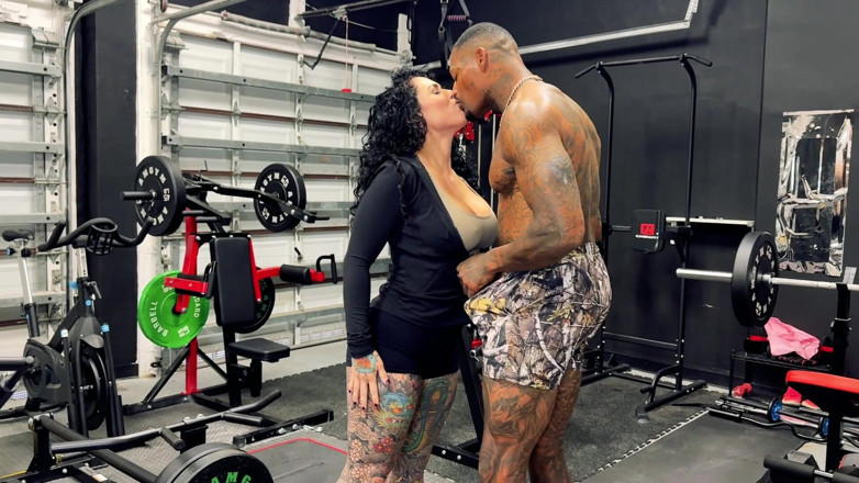 Bianca Bailee: Jason Luv își forează pula mare și neagră în pizda mică a Biancăi...