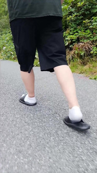 V pantoflích a bílých ponožkách v přírodě