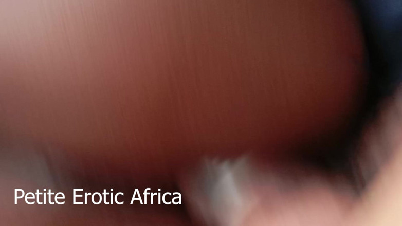 Petite Erotic Africa: Afrikalı genç kız banyoda taze