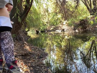 SoloRussianMom: Une MILF vêtue de legging pisse dans la rivière