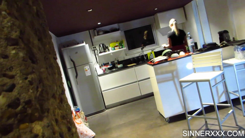 Sinners World: Cucina sveltina con moglie bollente - cherry kiss