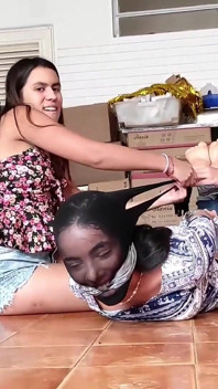 ถูกห่อพีทีโฮสและมัดเหมือนหมูโดยสองตัวแสบ!