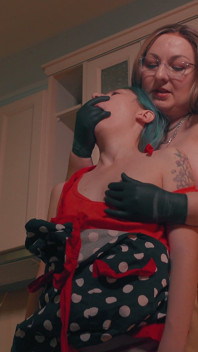 Domination dans la cuisine, main sur bouche - une belle-mère soulève sa petite belle-fille après l’avoir utilisé