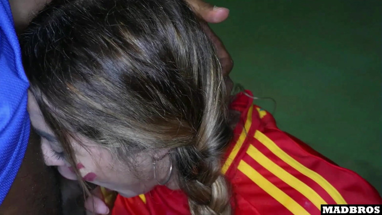 MadBros Prod: サッカーの試合後、大きなスペイン人サポーターが駐車場でアナルとDPをセックスした!!