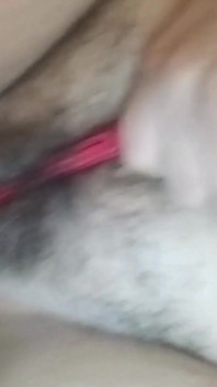 Evelin jest niegrzeczną dziwką. Jej cipka uwielbia fontannę.