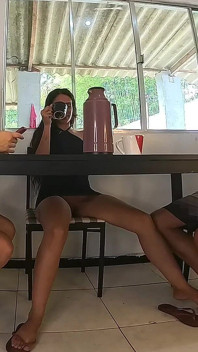 Saya memberi suami rakan saya blowjob dan vagina di bawah meja pada hari lahirnya