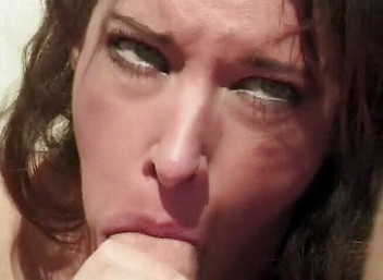 Big White Cock: आकर्षक काले बाल वाली स्विमिंग पूल द्वारा बड़ा लंड चूस रही है