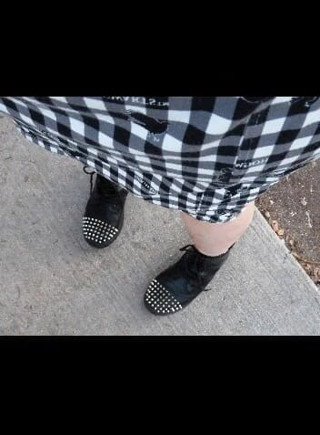 BBW nurse Vicki adventures with friends: Hog warts Jumper e botas loucas em um parque local...