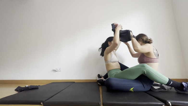 scarlettandc: Dua lesbian bercinta di atas tikar olahraga mereka dengan legging...