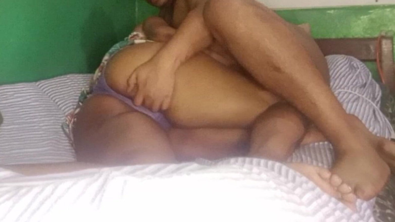 BigassMILF40: Cewek rambut cokelat dengan pantat bahenol lagi asik nyepong kontol...