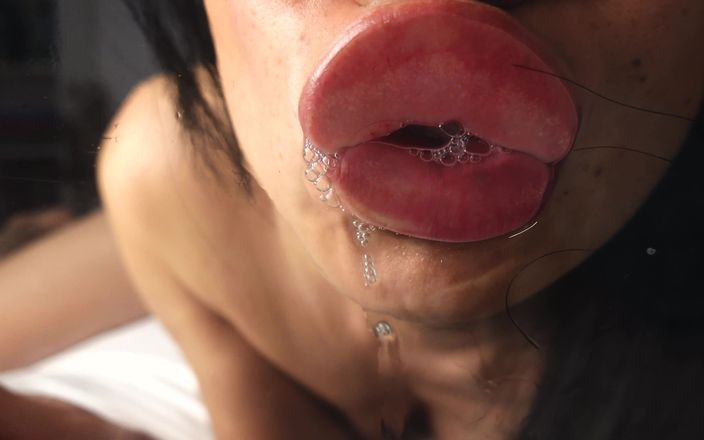 Asmr_mouth: Lízání skla v nahotě