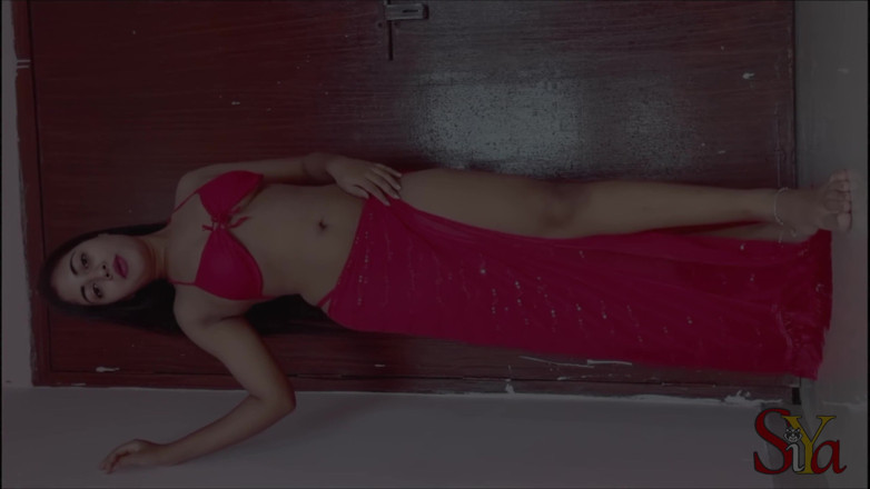 Vicky Siya: Une Indienne sexy se doigte et pisse, audio hindi en...
