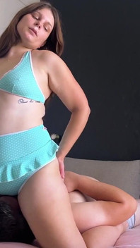 Soție amatoare cu față senzuală stând și masturbându-se peste fața lui
