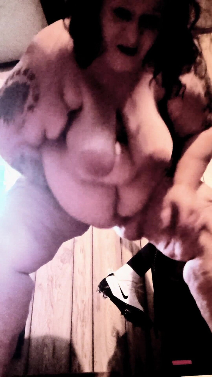 HerculesnVENUS: Cosa fa questa puttana nuda? Si scopa le sue tette...