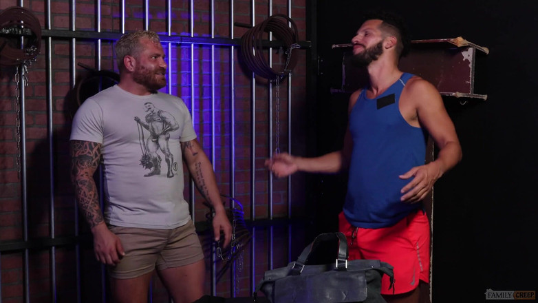 Pride studios: Familycreep - ホットライリーミッチェルは、彼の義理の兄弟のジューシーな塊のお尻を叩く