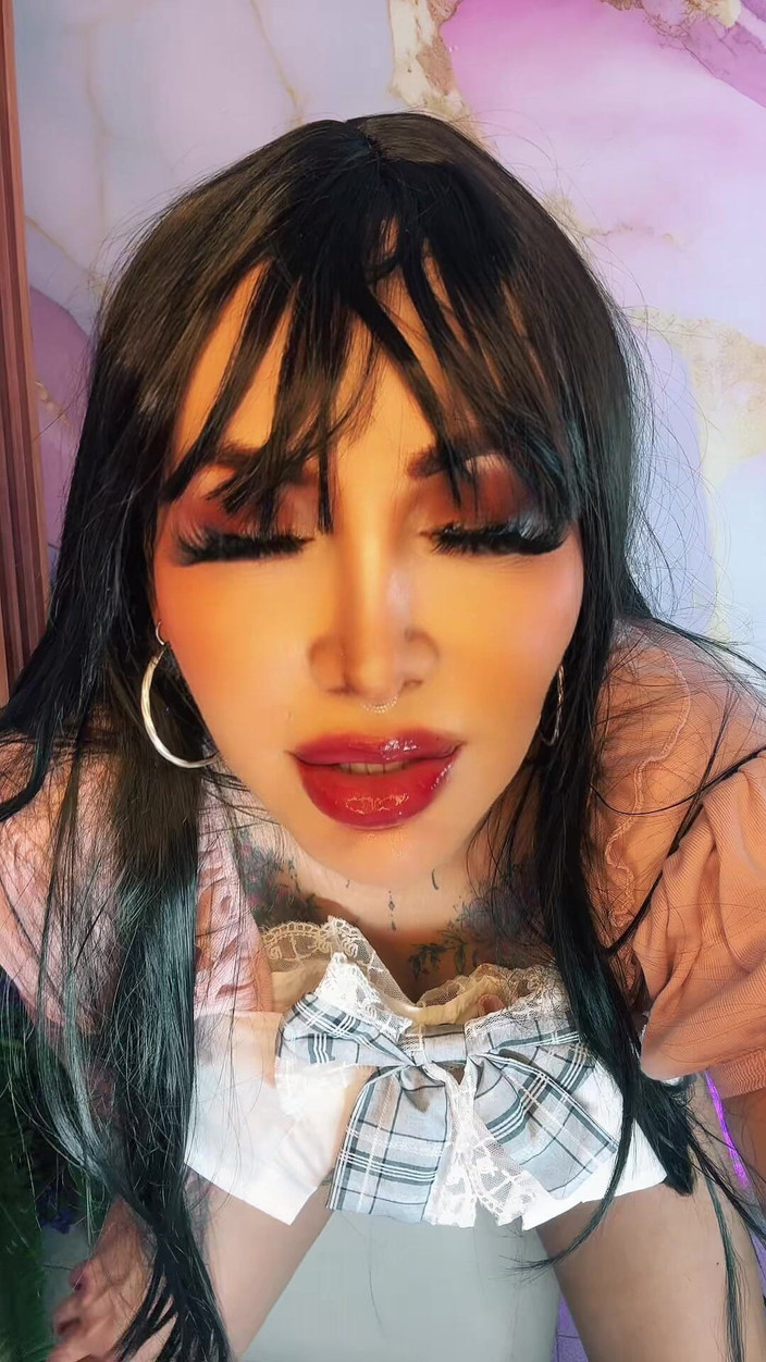 laylawatson: Cọ xát âm hộ của tôi trong bộ đồng phục của tôi