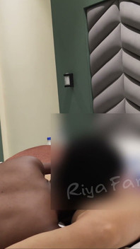 Freund leckt muschi, macht sie mit vibrator zum orgasmus