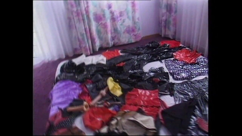 Deutschland porn: 两个饥渴的婊子，他们和一个男人见面，教他们如何做爱