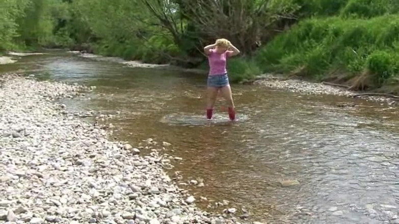 Femdom Austria: Pissen im freien mit atemberaubender blondine
