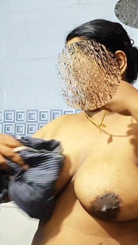 Awek desi mandi sepenuhnya bogel di ruang peribadinya