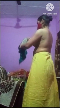 Hintli desi yenge striptiz yapıyor ve tam seksi vücudunu gösteriyor ve dans ediyor