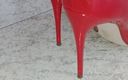 Ferreira studios: लाल ऊँची एड़ी के जूते पहने मेरे पैरों से पोज़ डालना और खेलना