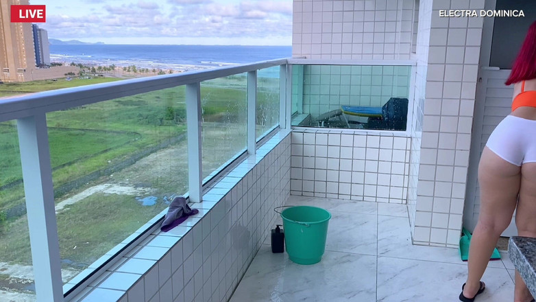 Curious Electra: 발코니에서 큰 엉덩이