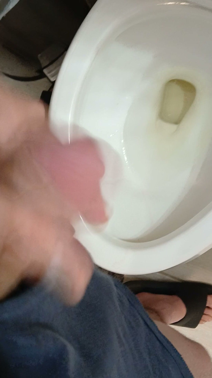 VERGA CON LUNAR: Pissing and Jerking off.