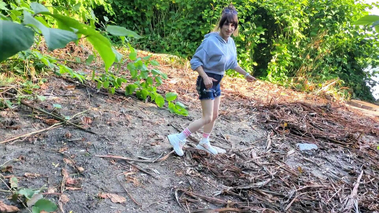 TV_Helena: Blowjob luar untuk peminat jeans! Pantat tranny penuh dengan air...