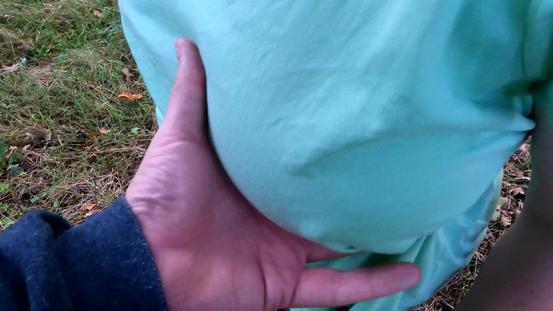 Bouncy Tits Action: Ao lado da árvore, seus ficaram vermelhos