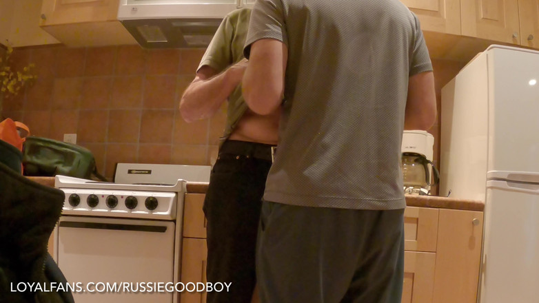 Russie Goodboy: 거대한 자지로 배고픈 소년을 따먹는 제이 테일러