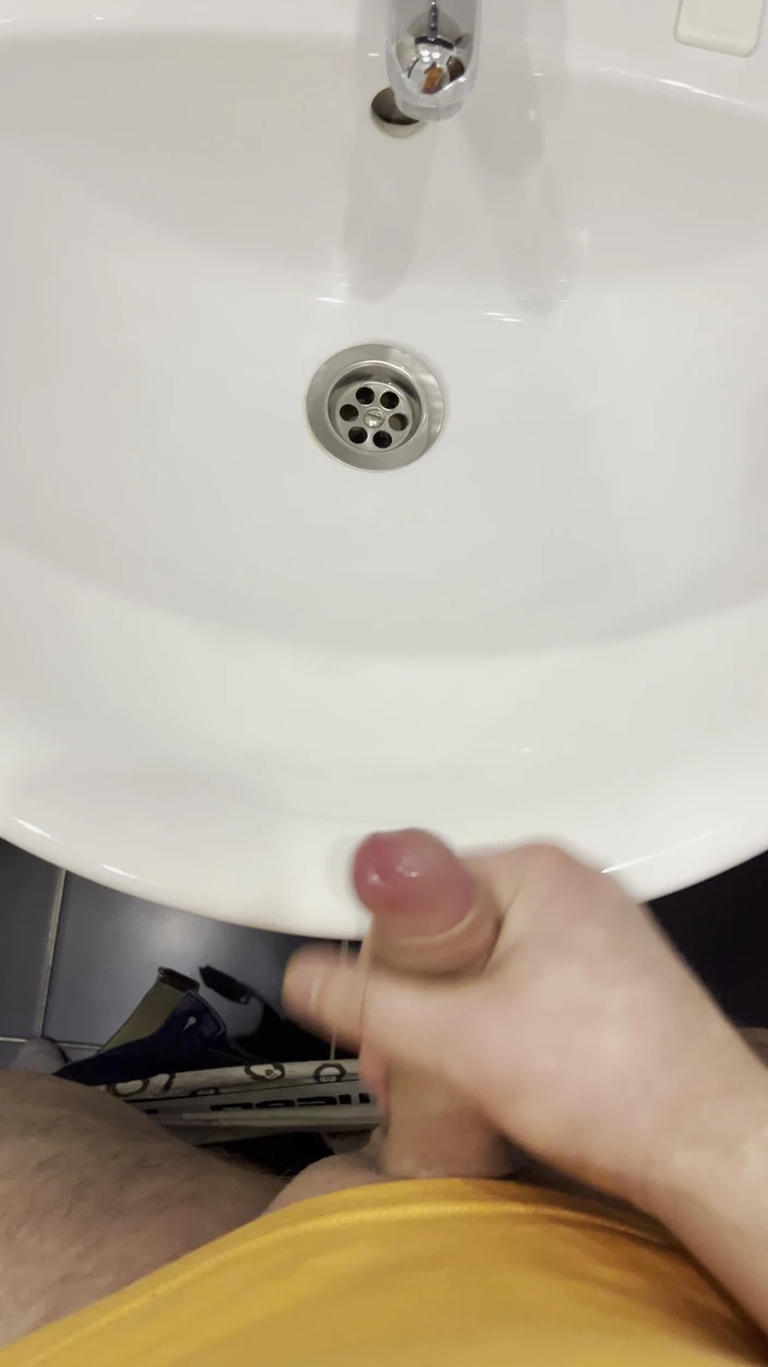 Young cum: El chico se masturba en el baño y, filmando todo...