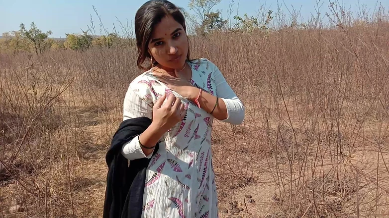 Kamini Bhabhi: Beautiful Real Indian Kamini Bhabhi Getting Naked in Jungle